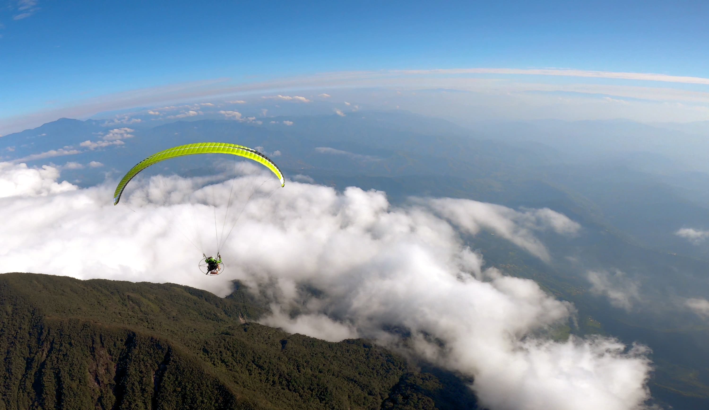 Pilotos de parapente sobrevolando Sierra Nevada y Granada